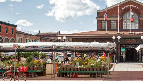 Vue des étals du marché et de la façade des bâtiments du marché By.
