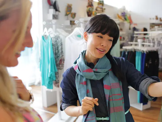 Deux femmes magasinant des vêtements au marché By du centre-ville d'Ottawa.