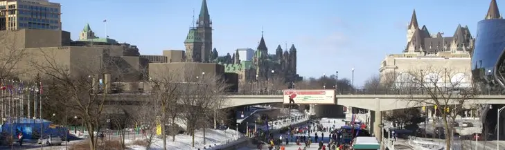Des gens patinant le long du canal Rideau. 