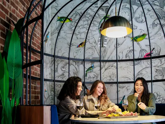 Trois femmes dînant au restaurant Starling à Ottawa.